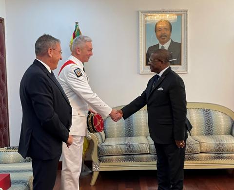 Le général François Lecointre, grand chancelier, et Joseph Dion Ngute, Premier ministre du Cameroun